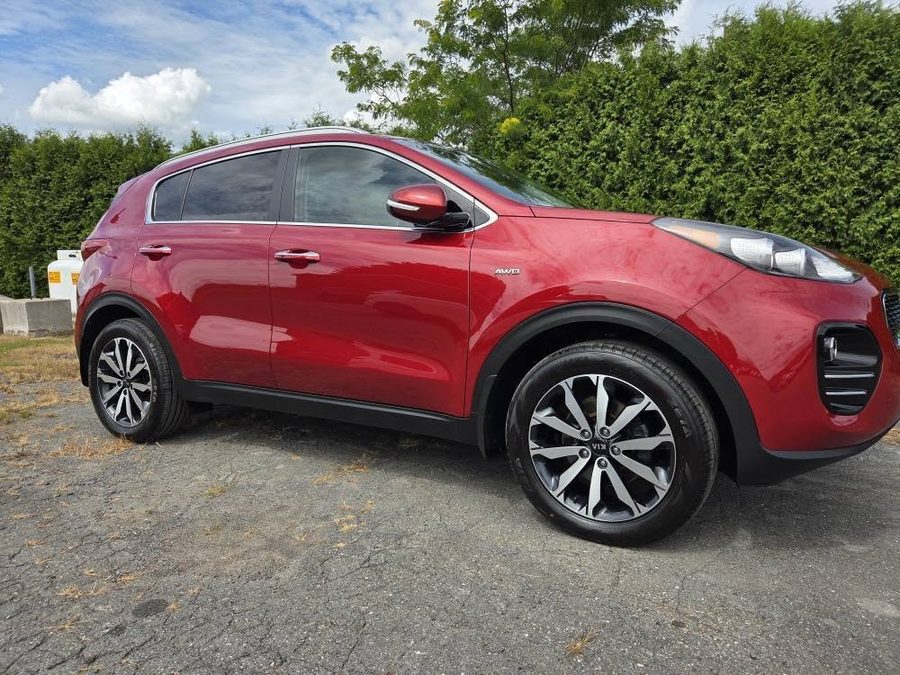 VUS rouge à la carrosserie éclatante