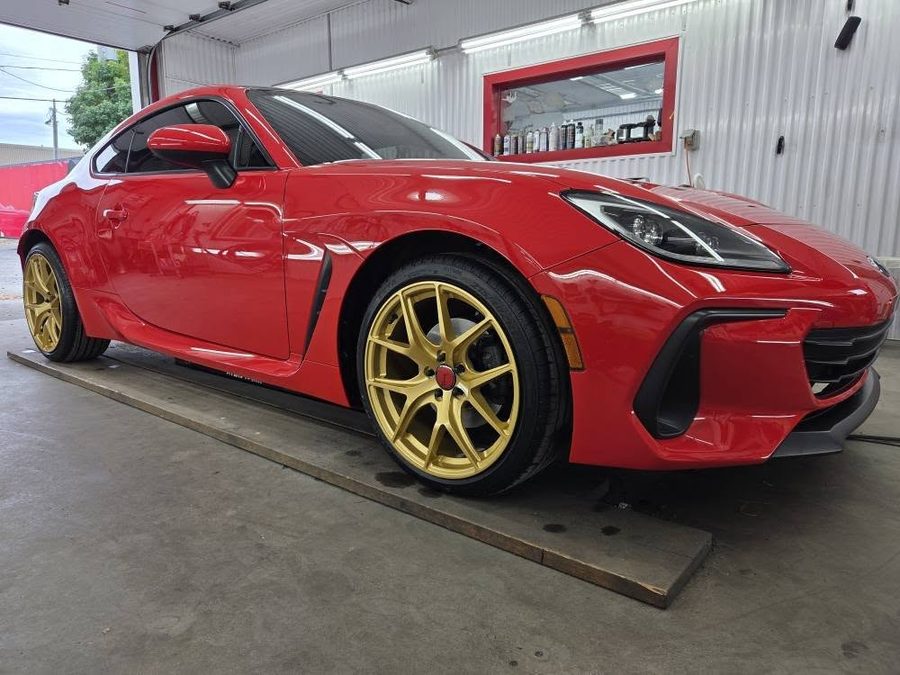 Voiture sport rouge polie à l'atelier de Princeville